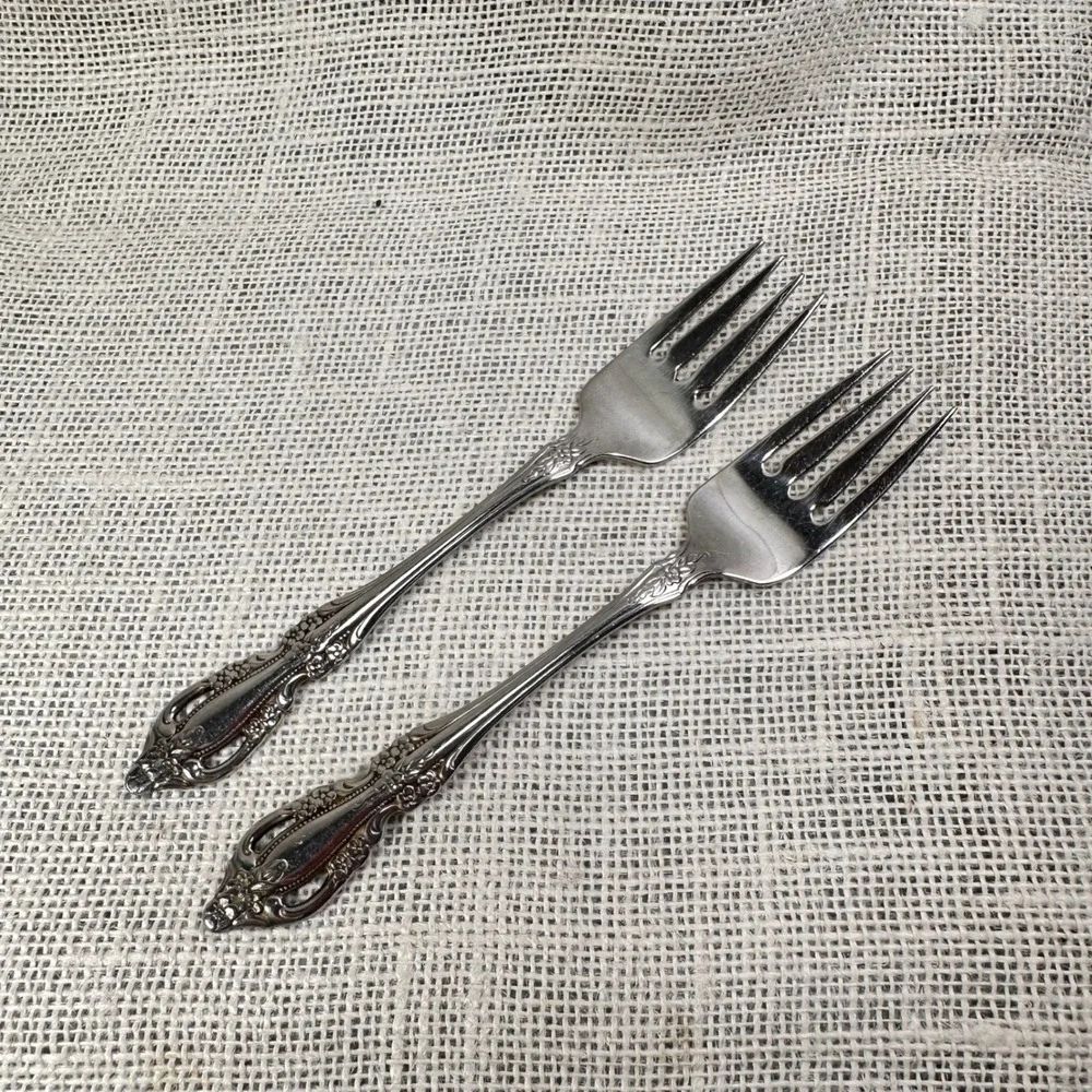 Oneida Distinction Deluxe Stainless Raphael Salad Forks Set of 2 Ornate‎ Floral
